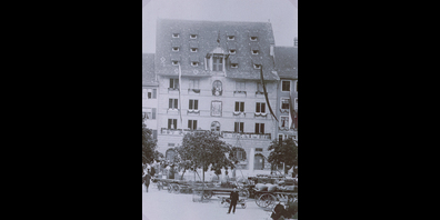 Das Kornhaus im Jahr 1901 mit Brunnen und Fuhrwerk im Vordergrund.