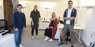 Die Gründungsmitglieder von StartHub Schaffhausen präsentieren das neue Coworking-Space im Meetingpoint in Schaffhausen: Sandro Scalco, Daniela Christen, Veronika Sallenbach und Manuel Stamm (v. l.).
