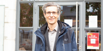 Stadtpräsident Peter Neukomm vor dem Eingang des «Haus der Wirtschaft».