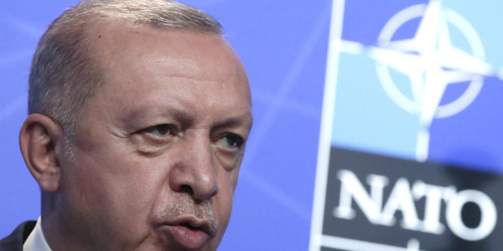 Der Präsident der Türkei Recep Tayyip Erdogan spricht auf einer Pressekonferenz während des Nato-Gipfels. Foto: Yves Herman/Pool Reuters/AP/dpa