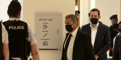 Frankreichs ehemaliger Präsident Nicolas Sarkozy (M) kommt in einem Pariser Gerichtsgebäude an. Es ist die Fortsetzung der Verhandlungen im Prozess gegen den früheren Präsidenten wegen mutmaßlich illegaler Wahlkampf-Finanzierung im Jahr 2012. Foto...