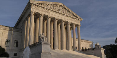 ARCHIV - Der Oberste Gerichtshof in Washington D.C. ist zu sehen. Nachdem einige republikanisch regierte Bundesstaaten Klage gegen die Gesundheitsreform Obamacare eingereicht haben, hat der Supreme Court diese nun abgewiesen. Foto: J. Scott Applew...