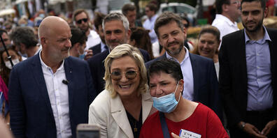 Die Parteivorsitzenden der Rassemblement National Marine Le Pen (M) posiert bei einer Wahlkampfveranstaltung für ein Foto. Bei den anstehenden Regionalwahlen könnte die Partei Rassemblement National in einer der französische Regierungsbezirke die ...