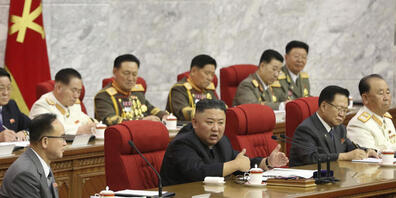 In diesem von der nordkoreanischen Regierung zur Verfügung gestellten Foto spricht der nordkoreanische Machthaber Kim Jong Un (M) während einer Versammlung der Arbeiterpartei. Foto: KCNA/KNS via AP/dpa - ACHTUNG: Verwendung nur bis 14 Tage nach Se...