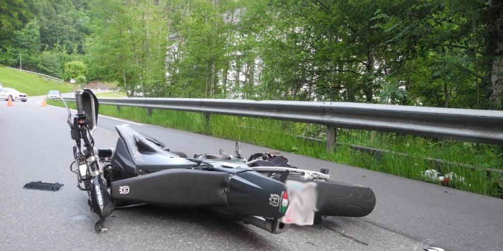 Beim Sturz mit einem Motorrad in Vorderthal SZ verletzte sich der Lenker tödlich.