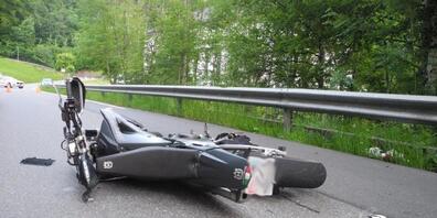 Beim Sturz mit einem Motorrad in Vorderthal SZ verletzte sich der Lenker tödlich.