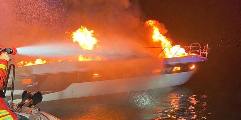 Das Boot wurde durch das Feuer vollständig zerstört.