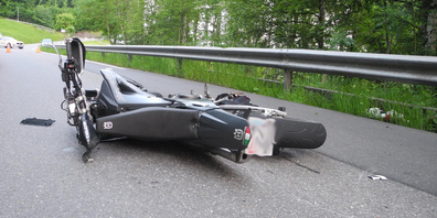 Im Vorderthal gab es wieder einen schlimmen Töffunfall. Der Fahrer erlag seinen schweren Verletzungen.