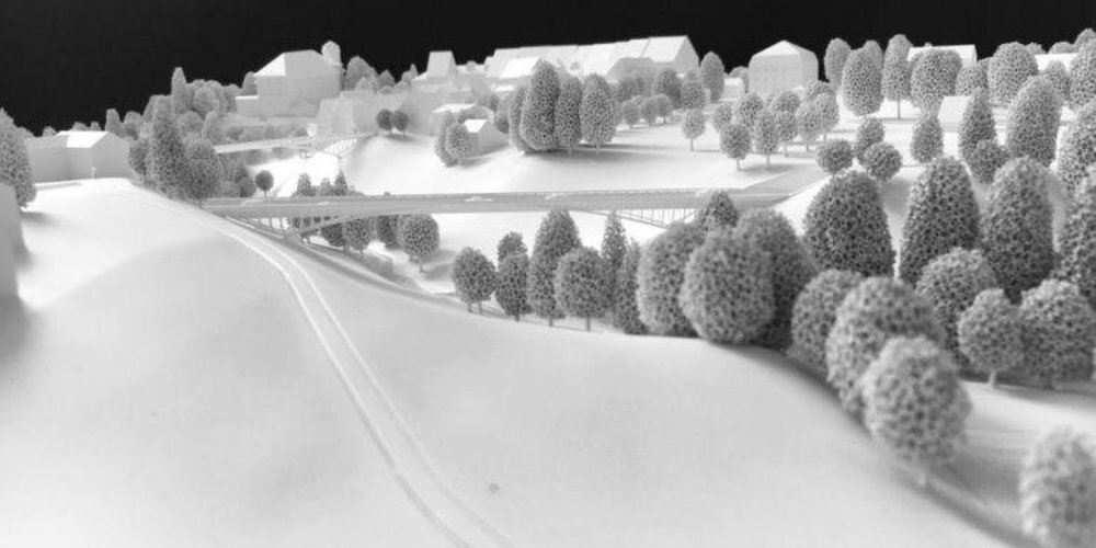 Modellfoto mit Blick von oberhalb des Badiwegs zum Schloss. 