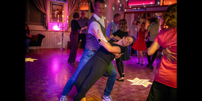 Von Salsa über Bachata bis Discofox und Jive: Tanzkurse für Einsteiger, Fortgeschrittene und Senioren.