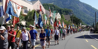 Umzug bei bestem Wetter zum Festakt des Eidgenössischen Armbrustschützenfest 2026 in Weesen