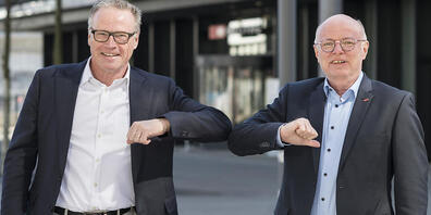Der alte und der neue SBB-Chef, Andreas Meyer (links) und Vincent Ducrot, verdienten im vergangenen Jahr zusammen 1,586 Millionen Franken. (Archivbild)