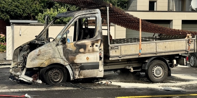 Der vollständig ausgebrannte Lieferwagen an der Zürcherstrasse in Rapperswil-Jona. 