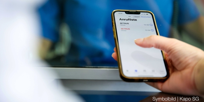 Nach versuchtem Telefonbetrug bei einer 82-jährigen St.Gallerin schnappte die Kantonspolizei zwei als Touristen eingereiste Ukrainer. (Symbolbild)