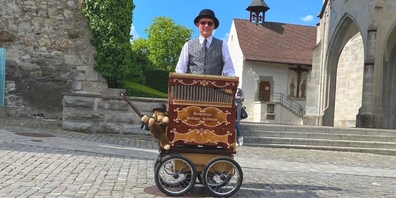 Der Schmerkner Werner Roggenkemper und seine Drehorgel des Modells Hofbauer 37 in Rapperswil.