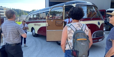 Ein Oldtimer-Car mit Jahrgang 1954 der Firma Blöchlinger AG aus Neuhaus entführte den Kath. Kirchenchor Uznach auf den Sommerhöck.