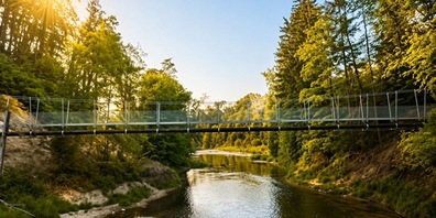 Die neue Hängebrücke über die Thur zwischen Jonschwil und Bazenheid kann bereits vor der offiziellen Eröffnung genutzt werden und verbindet künftig den neuen «Thurstegweg» zwischen dem Toggenburg und dem Fürstenland. 