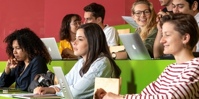 Studentinnen und Studenten in einer Vorlesung der Universität Zürich.