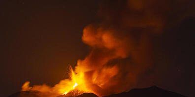 Lava strömt aus einem Krater des Ätna, dem höchsten aktiven Vulkan in Europa. Seit Februar 2021 ist der Vulkan auf der italienischen Insel Sizilien wiederholte Male ausgebrochen. Foto: Salvatore Allegra/AP/dpa