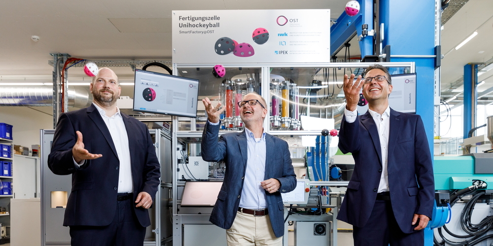 OST-Rektor Daniel Seelhofer, Regierungsrat Stefan Kölliker und Professor Roman Hänggi, Leiter Smart Factory@OST, bei deren Eröffnung.