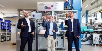 Eröffnung der Smart Factory der OST (v.l.n.r.): Rektor Prof. Dr. Daniel Seelhofer, Regierungsrat Stefan Kölliker und Leiter Prof. Dr. Roman Hänggi mit ihren Unihockeybällen.