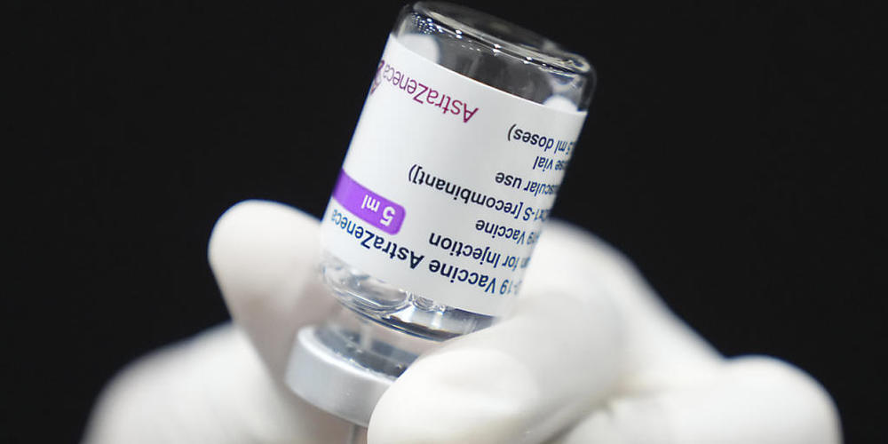 Eine Dosis des Impfstoffs Covid-19 von AstraZeneca wird aufgezogen. Foto: Sakchai Lalit/AP/dpa