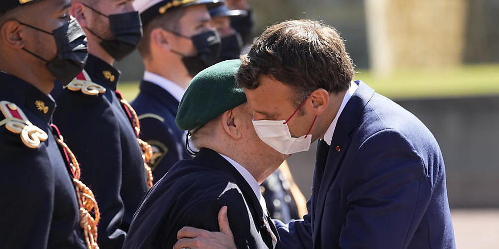 Emmanuel Macron, Präsident von Frankreich, küsst Leon Gautier (r.), 98-jähriger französischer Veteran des Zweiten Weltkriegs und letzter Überlebender des Kieffer-Kommandos, bei einer Feier in der Gedenkstätte Mont-Valérien bei Paris auf die Wange....