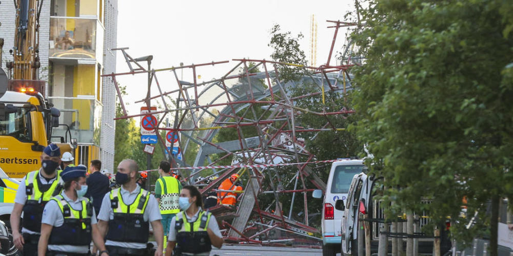 Rettungskräfte vor dem eingestürzten Gebäude. Foto: Nicolas Maeterlinck/BELGA/dpa