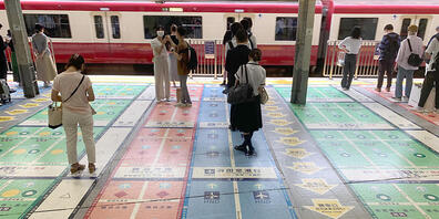 PRODUKTION - Viele Markierungen auf dem Boden eines Bahnsteigs in Tokio. Foto: Lars Nicolaysen/dpa