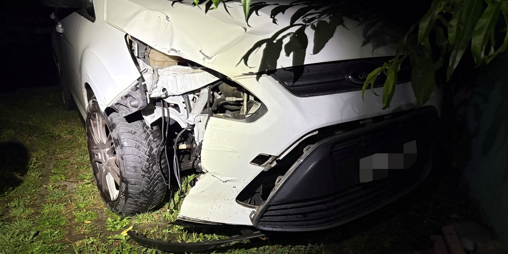 Bei Kriessern verursachte ein 25-jähriger Mann im fahrunfähigen Zustand einen Unfall. Er konnte kurze Zeit später samt dem beschädigten Auto an seinem Wohnort angetroffen werden. 