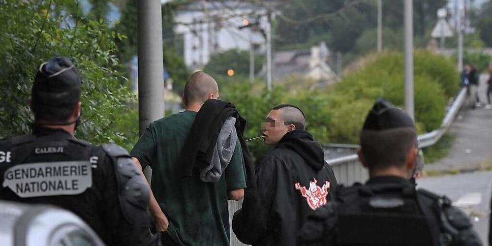 Französische Gendarmen stehen auf einer Straße in der Nähe von Redon in Nordwestfrankreich, um eine illegale Rave-Party zu unterbinden. Foto: Loic Venance/AFP/dpa - ACHTUNG: Personen wurden aus rechtlichen Gründen von der Partneragentur gepixelt a...