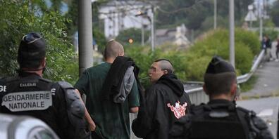 Französische Gendarmen stehen auf einer Straße in der Nähe von Redon in Nordwestfrankreich, um eine illegale Rave-Party zu unterbinden. Foto: Loic Venance/AFP/dpa - ACHTUNG: Personen wurden aus rechtlichen Gründen von der Partneragentur gepixelt a...
