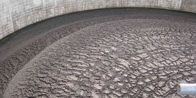 Im Silo einer Kläranlage gesammelter und gelagerter Klärschlamm. Seit 2006 darf nicht mehr mit Klärschlamm gedüngt werden. (Symbolbild)