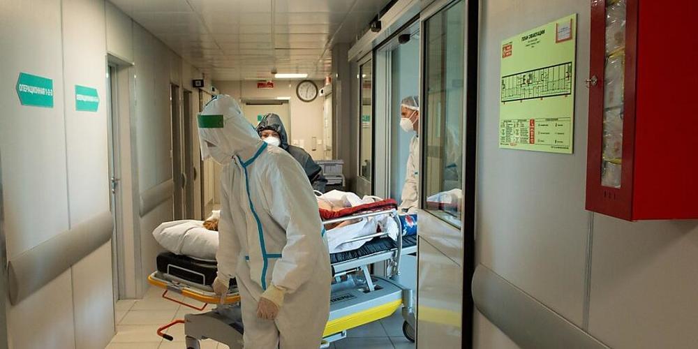 Medizinische Mitarbeiter in Schutzkleidung auf einer Krankenhausstation für die Behandlung von Coronavirus-Patienten in Moskau. Foto: Denis Grishkin/Moscow News Agency/AP/dpa