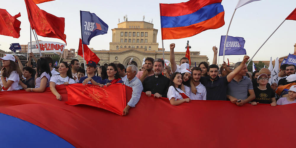 Anhänger des ehemaligen Präsidenten Kocharyan nehmen an einer Kundgebung zu seiner Unterstützung vor den bevorstehenden Parlamentswahlen im Zentrum von Jerewan teil. Die vorgezogenen Parlamentswahlen findet am Sonntag, 20. Juni 2021, statt. Foto: ...