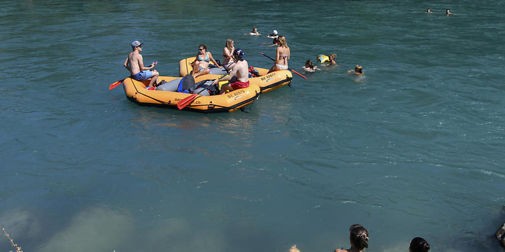 Die Kantonspolizei Bern weist darauf hin, dass es zurzeit aufgrund des hohen Wasserpegels gefährlich ist, sich zum Schwimmen oder mit einem Gummiboot in die Aare zu begeben. (Archivbild)