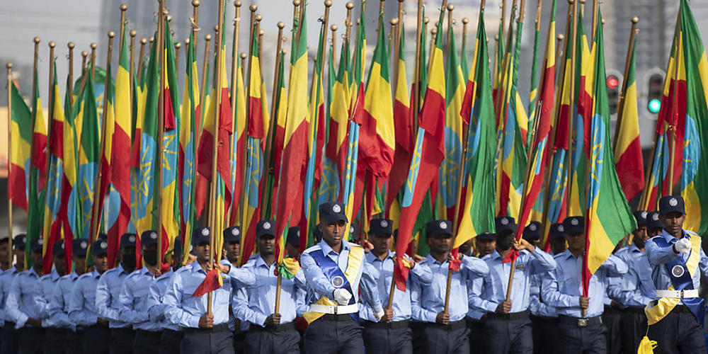 Äthiopische Polizisten, die Fahnen in den Farben der Nationalflagge halten, marschieren während einer Parade auf dem Meskel-Platz, um die neue Polizeiuniform zu präsentieren und an die Wahrung der Unparteilichkeit sowie das Respektieren des Gesetz...