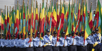 Äthiopische Polizisten, die Fahnen in den Farben der Nationalflagge halten, marschieren während einer Parade auf dem Meskel-Platz, um die neue Polizeiuniform zu präsentieren und an die Wahrung der Unparteilichkeit sowie das Respektieren des Gesetz...