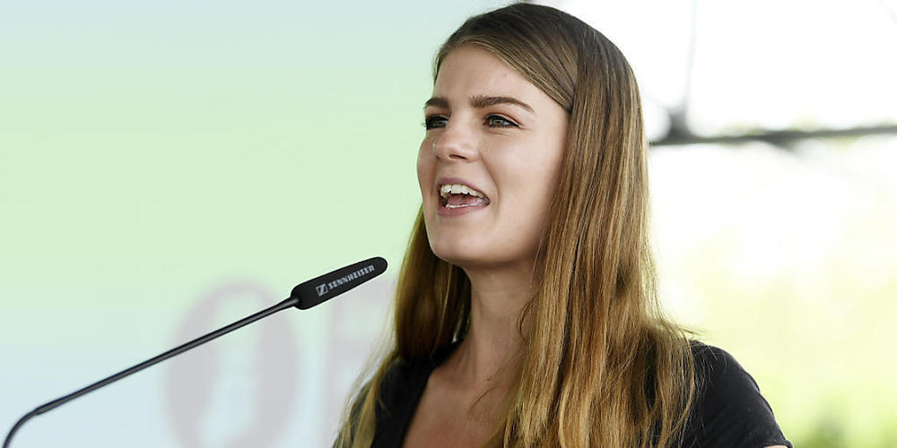 Ronja Jansen, Präsidentin der Juso Schweiz, spricht an der Delegiertenversammlung der Jungpartei am Samstag in Wettingen AG.