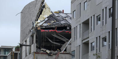 Blick auf ein eingestürztes Gebäudes auf einer Baustelle in der Jos Smolderenstraat im Stadtteil Nieuw Zuid. Nach dem Einsturz einer im Bau befindlichen Grundschule in der belgischen Hafenstadt Antwerpen fanden die Suchtrupps im Laufe des Samstags...