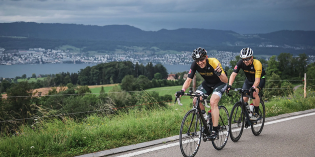 Zwei Tortour-Athleten meistern die hügelige Strecke in hohem Tempo.