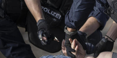 Die Schweiz hat ein 'Ndrangheta-Mitglied nach Italien ausgeliefert. Das Auslieferungsgesuch stammte von der Staatsanwaltschaft im kalabrischen Catanzaro. (Symbolbild)
