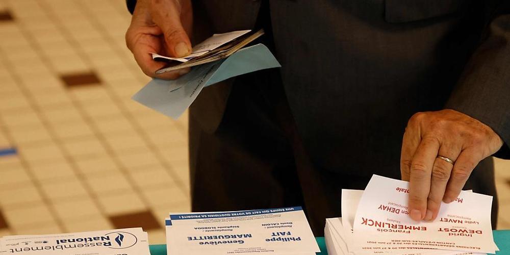 Ein Wähler in Cucq im Département Pas-de-Calais. Foto: Ludovic Marin/AFP/dpa