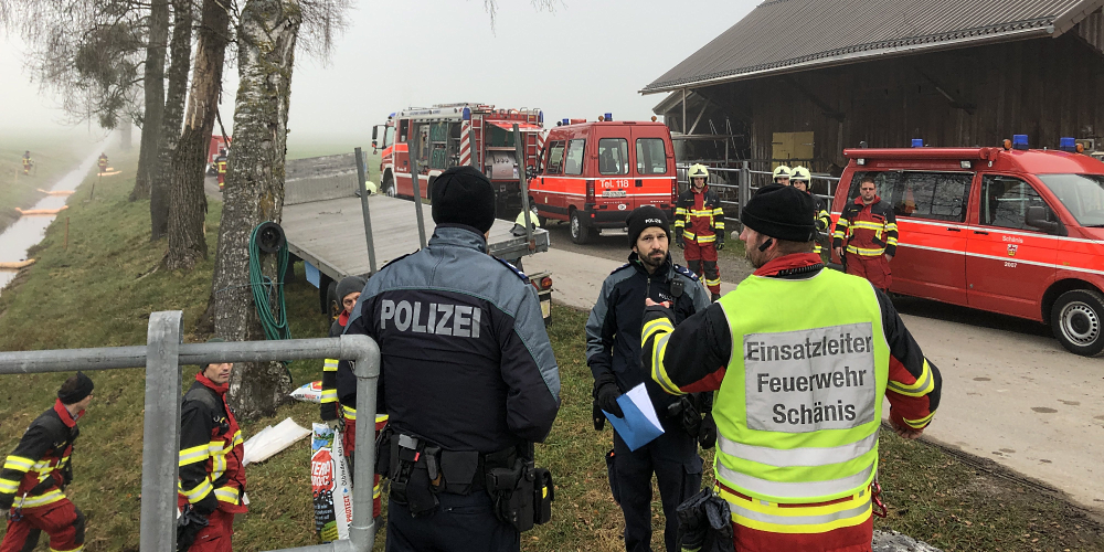 Auf der Foto links erkennbar: Mehrere Ölsperren im Hinterkanal.