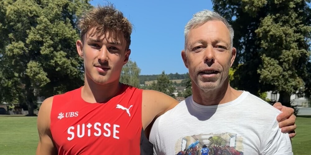 Nachwuchstalent Niklas Merk (l.) im Austausch mit seinem Trainer Wars Aniol.