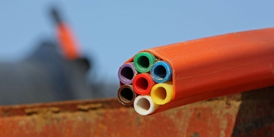 Anschluss an ultraschnelles Internet: Verlegung eines Glasfaserkabels. (Symbolbild)