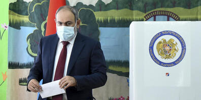 Nikol Paschinjan, Ministerpräsident von Armenien, gibt seine Stimme in einem Wahllokal während der Parlamentswahlen ab. Foto: Lusi Sargsyan/PHOTOLURE/AP/dpa
