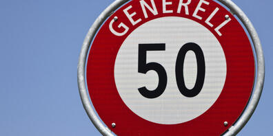 Auf verkehrsintensiven Strassen soll im Kanton St.Gallen innerorts generell Tempo 50 gelten. Dagegen gibt es Widerstand. (Archivbild)