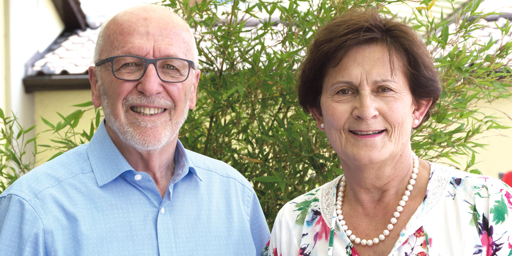 Erwin Sutter übergibt das Präsidentenamt an Doris Gasser.