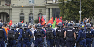 Berner Polizisten verhindern am 12. September 2015 auf der Kirchenfeldbrücke, dass Kurden und Sympathisanten auf den Helvetiaplatz gelangen.